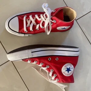 Röda converse  - Säljer dessa röda converse i strl 37 i ett jätte fint skick! Nypris var 750kr. Köparen står för frakten 