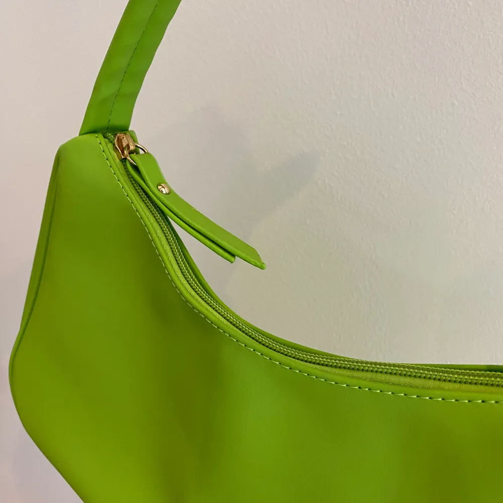Superhärlig grön axelväska som tyvärr aldrig kommit till användning. Bredd: 24 cm. Höjd från botten till dragkedja: 15 cm. Köparen står för frakt. Väskor.