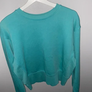 Grön sweatshirt  - Jätte fin grön/blå sweatshirt med bokstaven B på ryggen, säljer då den är för liten! 