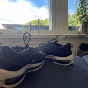 Nike Air Max 97 - Storlek 42. Väldigt gott skick egentligen inget att anmärka på, lite smutsiga kanske men det går lätt att tvätta bort med lite vatten. Köpta för 2000kr och säljer nu för endast 399kr. Pris går att diskuteras, hör gärna av er!