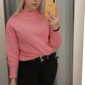 Rosa stickad tröja - Så mjuk och skön rosa stickad tröja, storlek XS men är mer en M. Bred i passform och slutar ungefär i snipphöjd (i brist på bättre ord)