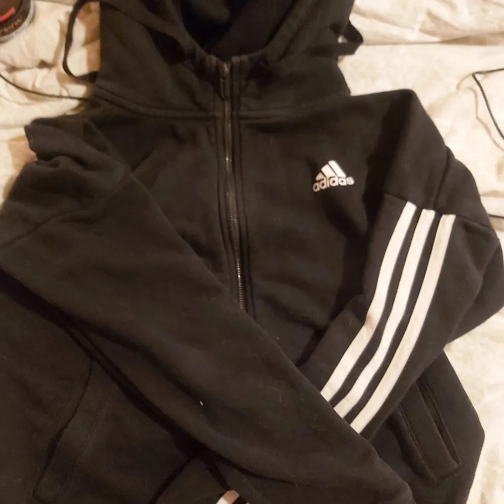 Klassisk Adidas hoodie med dragkedja, använd ett 30 tal gånger. Väldigt bra skick, köpt för 1200. Storlek S. Hoodies.