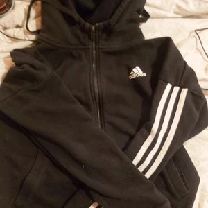 Adidas ziphoodie - Klassisk Adidas hoodie med dragkedja, använd ett 30 tal gånger. Väldigt bra skick, köpt för 1200. Storlek S