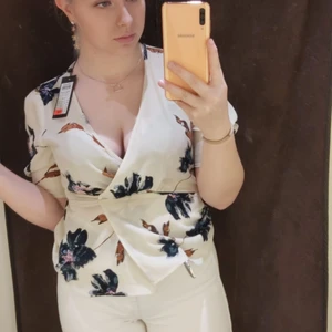 Blommig topp - Vit trekvarts topp med fina blommor. Storlek XS från Vero moda men även denna gång mer än storlek M, ganska djup i urringningen även för mig och har löst det med en säkerhetsnål. Använd en handfull gånger bara