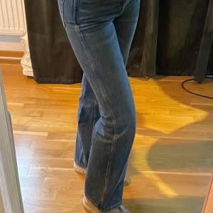 Favvo jeans som är köpta på &other stories. Pris går att diskutera