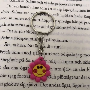 Nyckelring  - Fin nyckelring i tåligt material i rosa och gul❤️❤️🥰