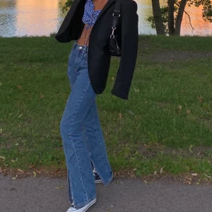 Jeans - Jeans med slits fram! Från river island! Jätte snygga ocv stiliga. Funkar bra med klackar och låga skor. 