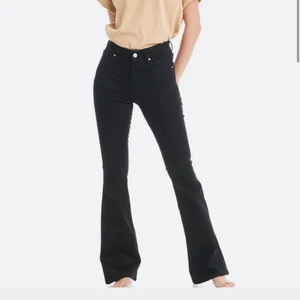 svarta bootcut jeans  - Ett par svarta bootcut jeans från bikbok, storlek S. Har dock sytt upp benen en bit, för preferens så är jag 167cm och de sitter bra på mig. Nypris 599