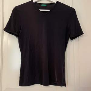 En t-shirt i ett lite tunnare tyg, nästan mesh så den är åt det genomskinliga hållet. Knappt använd och i bra skick👍🏻 🤩
