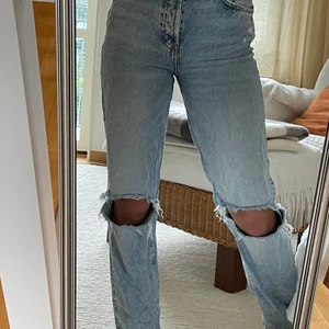 Jeans med hål på knäna - Jättefina jeans liknande bla gina 90s high waisted & zaras, använda men i bra skick ❤️ strl XS ish