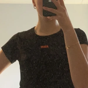 G-star t-shirt - G-star t-shirt - oranget tryck, svart tröja - använd en gång, mycket bra skick - strolek s 