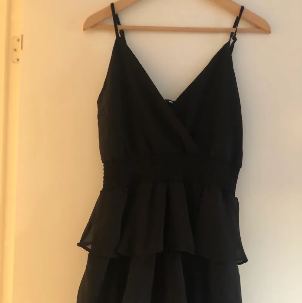En svart volangklänning från Ginatricot, aldrig använd. . Klänningar.