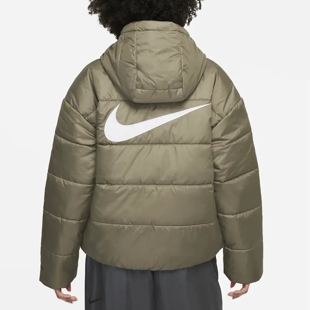 Super fin och varm jacka från Nike, är i ny skick har använt den fåtal gånger. Man man även vända jackan ut och in så att det kommer ett stort Nike märke på ryggen.. Jackor.