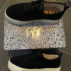 SVARTA EYTYS - Ett par nya svarta eytys som endast är använda 1 gång, pga av fel storlek. Är som i nyskick, inte ett enda märke på skorna! Jag har kvar kvittot. Frakt står kunden för.