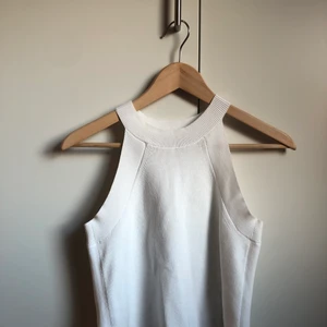 Stickad halterneck topp - En stickad halterneck topp från mango, snålt använd. 