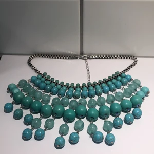 Halsband  - Halsband i silvrigt stål med turkosa pärlor 