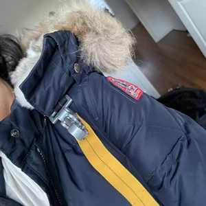 Parajumper (mörkblå - Verkligen så ren och ny. Pris kan diskuteras. 