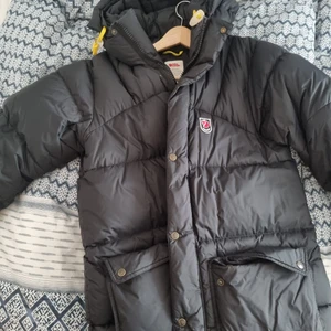 Fjällräven dunjacka - Säljer min dunjacka från fjällräven. Sparsamt använd. Herrmodell i strl S. Sitter även bra på dam.