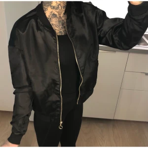 Nelly - Svart bomberjacka, strl 34 - Svart bomberjacka från Nelly, storlek 34.