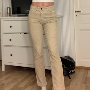 Levis jeans - Säljer dessa skitsnygga beiga Manchester jeansen från Levis!❤️‍🔥 Sitter bra på mig som är ca 174 cm och vanligtvis har storlek 36/38 i jeans☺️ Köparen står för frakt!