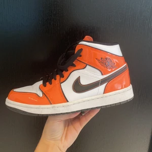 Air Jordan 1 Mid ”turf orange”  - Supersnygga Jordans i väldigt bra skick! Äkta, kartong medföljer! Köparen står för frakten💕 Storlek 40 men passar mig som har 39 ✨
