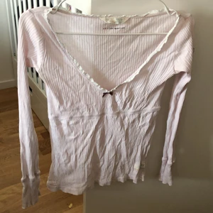 Rosa tröja - En jätte fin odd Molly tröja i färgen ljus rosa, vet inte vad storleken är men skulle säga s. Den är i bra skick och inget är fel på den.