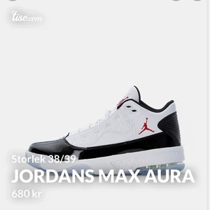 Jordan Max aura  - Hejsan! Säljer mina Jordan Max aura från Zalando som jag köpte för ca 2 månader sedan. Jag säljer skorna eftersom dem inte är min stil längre och har funderat på att köpa nya. Skorna är slut hos Zalando och går inte att hitta där mer. Skriv till mig för fler frågor 💕💕