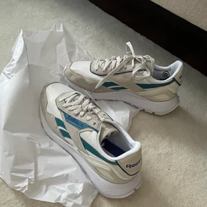 Reebok CL Legacy AZ - Helt nya oanvända Reebok CL legacy AZ i storlek 41. Ny unik colorway. Nypris: 1099 mitt pris: 499