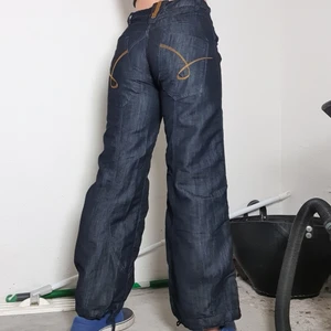 Only Jeans - Baggy highwaist jeans från märket only. Köpta secondhand och är i tip top skick. Är lite små och korta för mig som är 169 och brukar ha w28. Priset går att diskuteras🪰