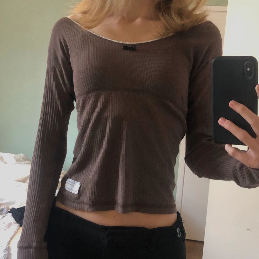 Brun odd molly tröja som tyvärr inte kommer till användning! Skulle tro att den passar bäst på storlek S. Har typ 3 pyttesmå hål som knappt märks, skriv så kan jag skicka bild😁 Köpare står för frakt💗. Toppar.