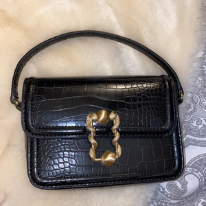 väska - Super söt oanvänd väska från Zara. Väldigt liten i modellen men väldigt snygg.