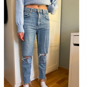 Zara straight jeans - Super fina blåa jeans från Zara! Knappt använda då de är för korta för mig (tjejen på bilden är min vän som är 167) NYSKICK❤️❤️ väldigt länge sen ja köpte de så tror ej de finns kvar i butik. Köparen står för frakt, DMa vid intresse❤️❤️ Säljer fler jeans från Zara!!