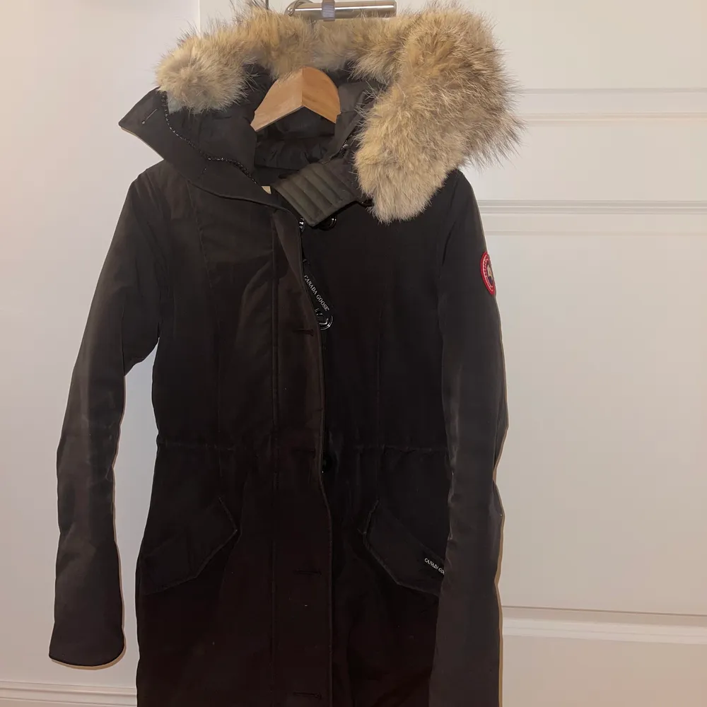 Canada Goose Rossclair Parka Dam.  Fint skick, inget avvikande. Köpt vinter 2018 från NK i stockholm. Kvitto finns och medföljs. . Jackor.