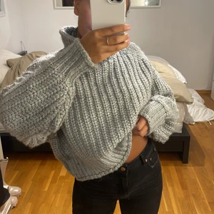 Stickad tröja - Supermysig stickad tröja från H&M som inte säljs längre🤍🍂 väldigt tjock och perfekt stickad🤍 Den har en hög krag och lite tightare i muddarna, BUDA I MEDDELANDE