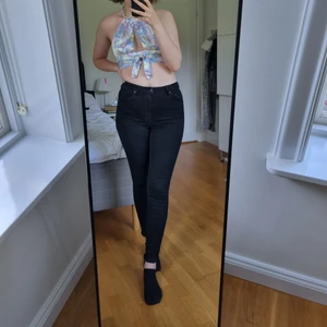 Crocker jeans  - Ett bar Crocker Jeans i fi t skick i modellen "Waist Super High Leg Super Skinny". STORLEK Waist: 30 Lenght: 30. Tveka inte att komma privat vid ytterligare frågor