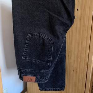 Märket BDG ”mom” jeans köpta på Urban outfitters. Nypris 599 kr, mitt pris 200 + frakt. Storlek 26 i midjan och 30 i längd, passar mig som är 168 cm. Snygga svarta, lite ”lösa” jeans.❗️Frakten varierar men mellan 62-99 kr.