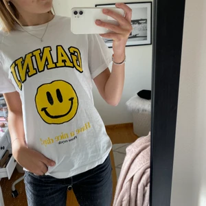 Ganni tröja! - Säljer min as snygga Ganni tröja som är slutsåld överallt. Köpt för 845kr och använd sparsamt. Skriv för ev frågor eller fler bilder. Passar xs-s 🧚🏽‍♀️