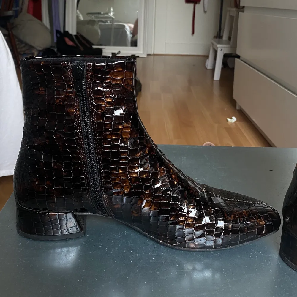 Ett par fräcka skor i croc-leather från Vagabond. Dem har blivit smått nötta framtill men om man bortser från det är dem i väldigt bra skick. Strl 40. Nypris ca 1000kr. Skor.