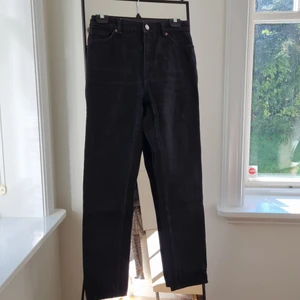 Monki Jeans - Ett par Monki jeans i modellen "Kimomo" High Relaxed, en modell dom är.väldigt inne just nu. Jag är 173 och dem går ungefär till anklarna på mig. Tveka inte att komma privat för ytterligare frågor:)