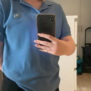 Lacoste piké tröja  - Använd några gånger, står ingen storlek men jag skulle gissa M då den sitter lite löst på mig som vanligtvis har S. Den är i bra skick och pris kan diskuteras:) kan mötas i Stockholm annars betalar köparen för frakt😊🌸