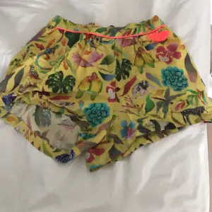 Ett par fina shorts med djur på. Använda några gånger, är från H&M storlek: 140. Köparen står för frakten. 🐆 Finns inte att köpa mer!