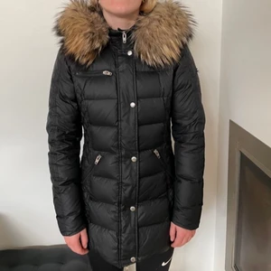 Rockandblue vinterjacka, nyskick! - Rockandblue, Black Beam mid Raccoon Fur. Säljer 2 st. Pris: 2000kr/st. Nypris: 3800 kr/st vinter 2019. Använd 1 vinter så är i helt nyskick! Storlek 36 på båda.  