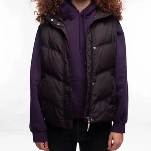 Svart väst - Storlek: L                                                                Skick: Bra                                                            Modellen på bilden är 178cm                                      För mer bilder och information skicka DM          Betalning sker via Swish                                        Kunden betalar frakt