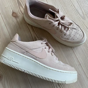 Nike Air Max  - Ljusrosa Air Max - mycket fint skick 🌟 Lite platå så man blir liiiite längre men hey vem tackar nej till det? 😘 