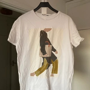 T-shirt - Oversized T-shirt från zara. Bra skick. 