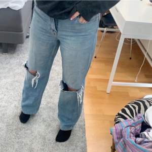 säljer mina älskade H&M jeans med hål på knäna som är slutsålda. liknande dom 90’s jeansen från Gina💕💕 Jeansen är i storlek 42 men passar mig perfekt som oftast har 38/40, jeansen går även över foten för mig som är ca 168💖