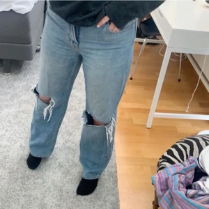 Mid rise jeans - säljer mina älskade H&M jeans med hål på knäna som är slutsålda. liknande dom 90’s jeansen från Gina💕💕 Jeansen är i storlek 42 men passar mig perfekt som oftast har 38/40, jeansen går även över foten för mig som är ca 168💖