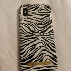 IDEAL OF SWEDEN skal,  - IDEAL OF SWEDEN SKAL, skal heter Zafari Zebra. Det passar iPhone X och XS. Aldrig använt, för att köpte fel skal. Så passade inte min mobil. Pris på deras hemsida är 299kr. Jag säljer det för 100kr