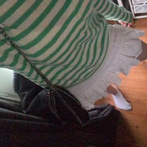Zara stickad tröja  - Säljer en grön tröja som inte kommer till användning. Den är i storlek M men passar även S. Skriv till mig om du är intresserad🤍