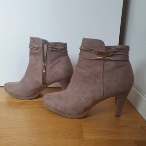 Stövletter 40 - Stövletter i beige mockaimitation med dragkedja och gulddetaljer, aldrig använda